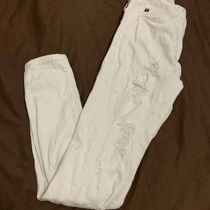 💙 3/20 White ripped jeans